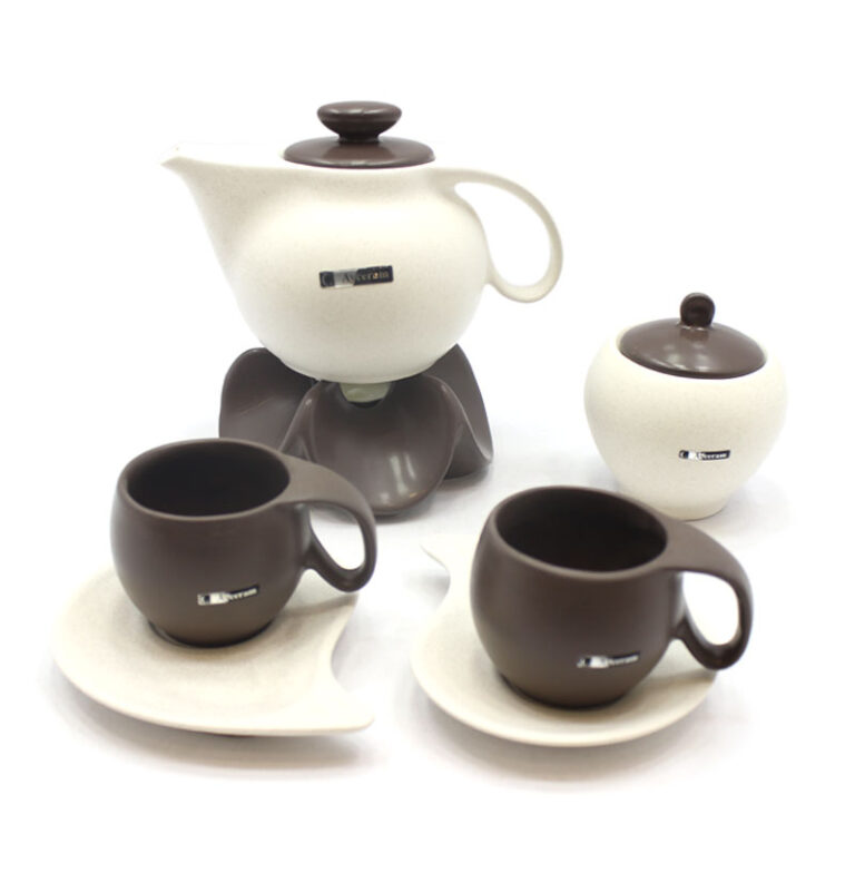 چایخوری دونفره ریتا ست چایخوری دونفره مدل ریتا یک انتخاب شیک و کاربردی برای لحظات صمیمی شماست. این سرویس شامل یک قوری زیبا، دو فنجان به همراه نعلبکی و یک ظرف قند می‌باشد که طراحی مدرن و خاص آن، جلوه‌ای متفاوت به میز پذیرایی شما می‌بخشد.