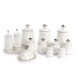 پاسماوری ادویه روشاطرحدار به عنوان یک سرویس کامل و شیک از ظروف آشپزخانه معرفی شده است که برای نگهداری انواع ادویه، چای، قهوه، شکر و حبوبات طراحی شده است. طراحی این محصول به سبک لوکس و الهامگرفته از هنر سنتی انجام شده و علاوه بر کاربرد روزانه، باعث ایجاد جلوهای خاص و دکوراتیو در