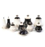 پاسماوری ادویه پرستیژ بتمن ماربل معرفی محصول ست پاسماوری پرستیژ مدل بتمن ماربل یکی از شیک‌ترین و مدرن‌ترین سرویس‌های آشپزخانه است که با طراحی خاص و ترکیب رنگ مشکی و سفید براق (الهام گرفته از طرح سنگ مرمر) جلوه‌ای منحصر‌به‌فرد به آشپزخانه شما می‌بخشد. این محصول علاوه بر کاربرد اصلی در نگهداری ادویه‌جات، حبوبات و مواد غذایی خشک، به دلیل طراحی لوکس و دسته‌های فلزی با طرح برگ، نقش یک عنصر دکوراتیو را نیز در آشپزخانه ایفا می‌کند. مشخصات و ویژگی‌ها طراحی ماربل (سنگ مرمر): ترکیب رنگ مشکی و سفید با لبه‌های طلایی که زیبایی خاصی به ست بخشیده است. جنس بدنه مرغوب: ساخته شده از سرامیک یا چینی باکیفیت، مقاوم در برابر شستشو و خط و خش. دسته‌های فلزی لوکس: با طراحی برگ طلایی/برنزی که به درب‌ها جلوه‌ای شکیل می‌دهد. ترکیب کامل ظروف: شامل پاسماوری بزرگ و کوچک، ادویه‌دان، روغن‌ریز، شکرپاش و کره‌خوری. قابل شستشو: امکان شستشو با دست و مایع ظرفشویی بدون تغییر رنگ و کیفیت. بسته‌بندی مناسب: ایده‌آل برای هدیه دادن و استفاده در جهیزیه. مزایا و نقاط قوت طراحی لاکچری و چشمگیر: مناسب برای ست کردن با دکوراسیون مدرن و کلاسیک آشپزخانه. کاربردی و چندمنظوره: قابلیت نگهداری ادویه‌جات، چای، قهوه، شکر، حبوبات و حتی تنقلات. دوام و کیفیت بالا: متریال مرغوب باعث افزایش طول عمر و مقاومت محصول شده است. ایده‌آل برای جهیزیه عروس: یک انتخاب عالی برای زوج‌های جوان و تازه‌عروس‌ها. افزایش زیبایی آشپزخانه: علاوه بر نظم‌دهی به مواد غذایی، ظاهری لوکس و منظم به آشپزخانه می‌دهد. کاربردها نگهداری انواع ادویه‌ها (نمک، فلفل، زردچوبه، دارچین و …) ظرف مخصوص چای، قهوه و شکر مناسب برای روغن و سرکه با بطری‌های شیک ظرف کره‌خوری و مرباخوری برای استفاده روزانه روی میز صبحانه مناسب برای استفاده در آشپزخانه‌های مدرن، کلاسیک و حتی کافی‌شاپ‌ها چرا پاسماوری پرستیژ بتمن ماربل؟ اگر به دنبال ست پاسماوری لوکس، خاص و متفاوت هستید که علاوه بر کاربرد روزمره، زیبایی آشپزخانه شما را چندین برابر کند، مدل بتمن ماربل بهترین انتخاب است. این ست ترکیبی از کاربرد و زیبایی را ارائه می‌دهد و برای کسانی که به سبک زندگی لاکچری علاقه دارند، کاملاً ایده‌آل است.