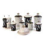 خرید پاسماوری ادویه کاندید با طراحی لاکچری و ترکیب رنگ مشکی و سفید. ساخته شده از سرامیک مرغوب با درب‌های فلزی مقاوم، مناسب برای نگهداری ادویه، شکر، چای و قهوه. انتخابی شیک برای جهیزیه عروس و آشپزخانه‌های مدرن.