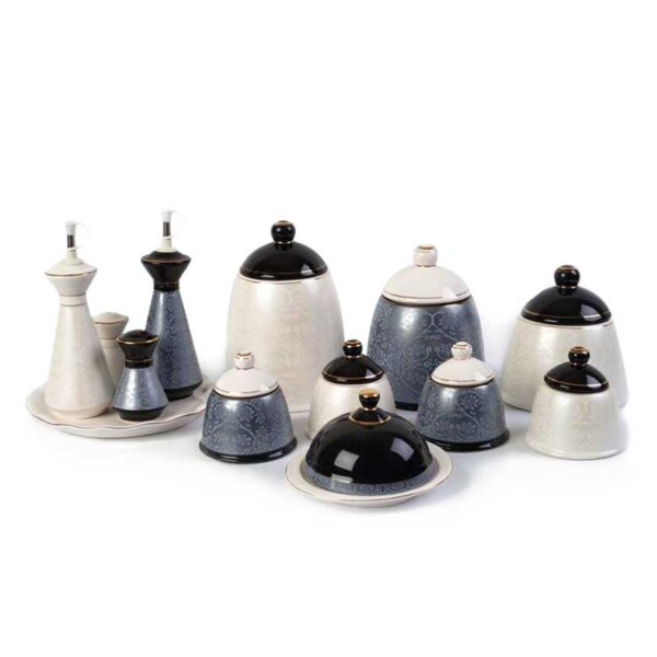 ست پاسماوری پرستیژ مدل مخروط طرحدار یکی از شیک‌ترین و خاص‌ترین سرویس‌های آشپزخانه است که با طراحی مخروطی شکل و طرح‌های ظریف روی بدنه، جلوه‌ای مدرن و متفاوت به آشپزخانه می‌بخشد. این ست لوکس علاوه بر کاربرد اصلی برای نگهداری انواع ادویه‌جات، چای، قهوه و شکر، به دلیل طراحی منحصر‌به‌فرد و ترکیب رنگ جذاب، نقش مهمی در زیبایی دکوراسیون آشپزخانه دارد.