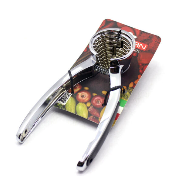 گردو شکن تلن با طراحی ارگونومیک و فنر قوی، ساختهشده از فلز مقاوم و ضدزنگ. مناسب برای شکستن گردو، فندق و بادام بدون آسیب به مغز. بادوام و کاربردی.