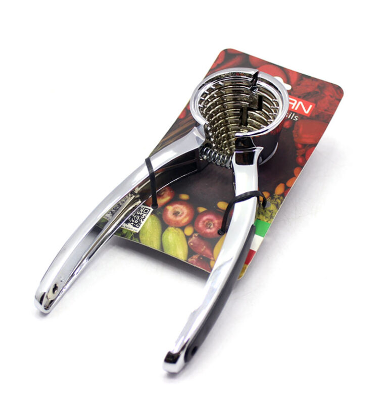 گردو شکن تلن با طراحی ارگونومیک و فنر قوی، ساختهشده از فلز مقاوم و ضدزنگ. مناسب برای شکستن گردو، فندق و بادام بدون آسیب به مغز. بادوام و کاربردی.