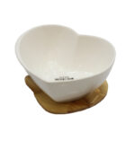 میوه خوری قلبی سرامیکی با پایه چوبی، انتخابی خاص برای پذیرایی شیک و دکوری زیبا. مناسب برای هدیه، جهیزیه و استفاده روزمره.