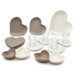 خرید سرویس عصرانه‌خوری ریتا آیسرام با طراحی قلبی خاص، رنگ‌بندی شیک و کیفیت ممتاز. مناسب پذیرایی عصرانه، چای، شیرینی و دسر. انتخابی عالی برای جهیزیه و چیدمان رومانتیک.