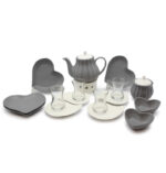 خرید سرویس چایخوری ۴ نفره دلسا آیسرام با طراحی قلبی شیک، قوری و قنددان سرامیکی، استکان و نعلبکی کامل. مناسب پذیرایی عصرانه، مهمانی و جهیزیه با کیفیت ممتاز.