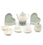 خرید سرویس چای‌خوری ۲ نفره دلسا آیسرام با طراحی قلبی صورتی–کرم. شامل قوری، وارمر، قنددان، استکان و ظروف کامل پذیرایی دو نفره. انتخابی شیک برای هدیه و جهیزیه.