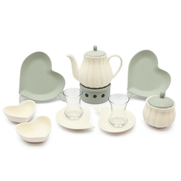 خرید سرویس چای‌خوری ۲ نفره دلسا آیسرام با طراحی قلبی صورتی–کرم. شامل قوری، وارمر، قنددان، استکان و ظروف کامل پذیرایی دو نفره. انتخابی شیک برای هدیه و جهیزیه.
