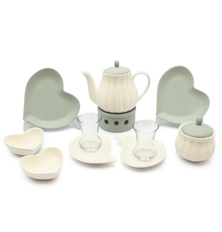 خرید سرویس چای‌خوری ۲ نفره دلسا آیسرام با طراحی قلبی صورتی–کرم. شامل قوری، وارمر، قنددان، استکان و ظروف کامل پذیرایی دو نفره. انتخابی شیک برای هدیه و جهیزیه.