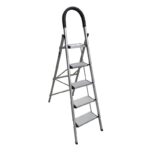 ⚙️ مشخصات فنی نردبان آلومینیومی ۵ پله آترون نوع: یکطرفه ارتفاع آخرین پله: 125 سانتیمتر ابعاد در حالت باز: 163 × 100 × 53.5 سانتیمتر ابعاد در حالت بسته: 173 × 53.5 سانتیمتر وزن نردبان: 5.3 کیلوگرم حداکثر تحمل وزن: 150 کیلوگرم رنگبندی: نقرهای با جزئیات رنگی (آبی، نارنجی، سبز) جنس بدنه: آلومینیوم سبک و ضدزنگ اتصالات: پیچ فولادی مقاوم تعداد در کارتن: ۲ عدد ✅ ویژگیهای برجسته نردبان ۵ پله آترون ایمنی بالا: پایههای ضدلغزش و طراحی پایدار برای جلوگیری از لرزش. پلههای پهن و مقاوم: برای قرارگیری مطمئن پا و افزایش تعادل هنگام کار. سبک و قابلحمل: وزن کم آلومینیوم حمل و جابهجایی نردبان را بسیار آسان میکند. طراحی ارگونومیک: دستهی بالایی خمیده برای گرفتن ایمنتر در ارتفاع. کاربرد چندمنظوره: مناسب برای مصارف خانگی، اداری، فروشگاهی و صنعتی سبک. ساخت باکیفیت بالا: استفاده از آلومینیوم مقاوم در برابر زنگزدگی و رطوبت.