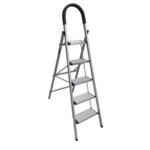 ⚙️ مشخصات فنی نردبان آلومینیومی ۵ پله آترون نوع: یک‌طرفه ارتفاع آخرین پله: 125 سانتی‌متر ابعاد در حالت باز: 163 × 100 × 53.5 سانتی‌متر ابعاد در حالت بسته: 173 × 53.5 سانتی‌متر وزن نردبان: 5.3 کیلوگرم حداکثر تحمل وزن: 150 کیلوگرم رنگ‌بندی: نقره‌ای با جزئیات رنگی (آبی، نارنجی، سبز) جنس بدنه: آلومینیوم سبک و ضدزنگ اتصالات: پیچ فولادی مقاوم تعداد در کارتن: ۲ عدد ✅ ویژگی‌های برجسته نردبان ۵ پله آترون ایمنی بالا: پایه‌های ضدلغزش و طراحی پایدار برای جلوگیری از لرزش. پله‌های پهن و مقاوم: برای قرارگیری مطمئن پا و افزایش تعادل هنگام کار. سبک و قابل‌حمل: وزن کم آلومینیوم حمل و جابه‌جایی نردبان را بسیار آسان می‌کند. طراحی ارگونومیک: دسته‌ی بالایی خمیده برای گرفتن ایمن‌تر در ارتفاع. کاربرد چندمنظوره: مناسب برای مصارف خانگی، اداری، فروشگاهی و صنعتی سبک. ساخت باکیفیت بالا: استفاده از آلومینیوم مقاوم در برابر زنگ‌زدگی و رطوبت.