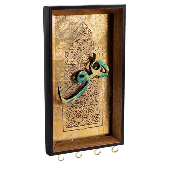 جاکلیدی دیواری طرح آیه الکرسی با ابعاد ۲۰×۳۵ سانتی‌متر، قاب چوبی، زمینه رزینی و ۴ قلاب فلزی؛ محصولی دکوراتیو، زیبا و کاربردی برای نظم‌دهی کلیدها و زیباسازی منزل و محل کار.
