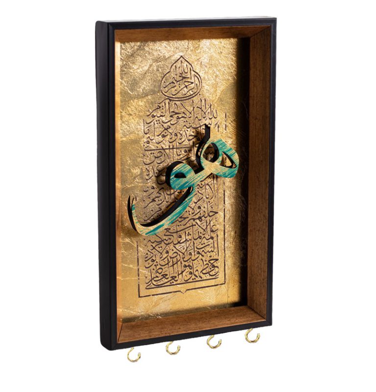 جاکلیدی دیواری طرح آیه الکرسی با ابعاد ۲۰×۳۵ سانتی‌متر، قاب چوبی، زمینه رزینی و ۴ قلاب فلزی؛ محصولی دکوراتیو، زیبا و کاربردی برای نظم‌دهی کلیدها و زیباسازی منزل و محل کار.