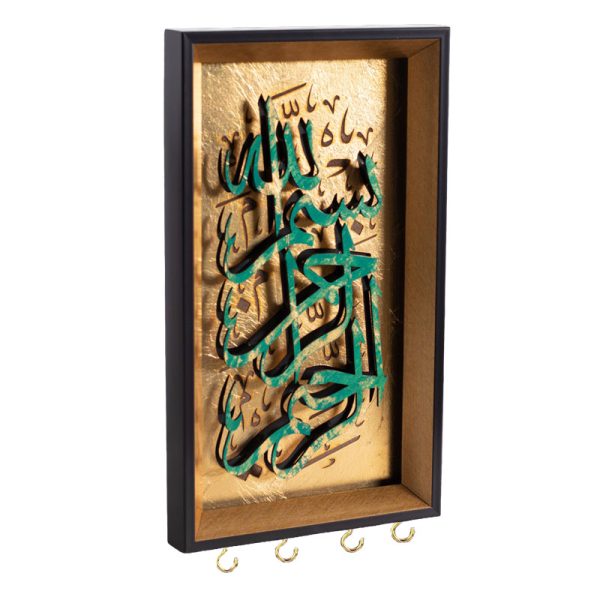 جاکلیدی دیواری طرح بسم الله الرحمن الرحیم با ابعاد ۲۰×۳۵ سانتی‌متر، قاب چوبی، زمینه رزینی و ۴ قلاب فلزی؛ انتخابی زیبا و کاربردی برای نظم‌دهی کلیدها و دکوراسیون منزل و محل کار.