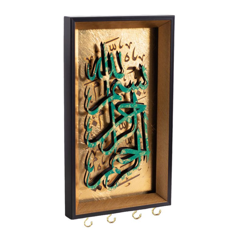 جاکلیدی دیواری طرح بسم الله الرحمن الرحیم با ابعاد ۲۰×۳۵ سانتی‌متر، قاب چوبی، زمینه رزینی و ۴ قلاب فلزی؛ انتخابی زیبا و کاربردی برای نظم‌دهی کلیدها و دکوراسیون منزل و محل کار.